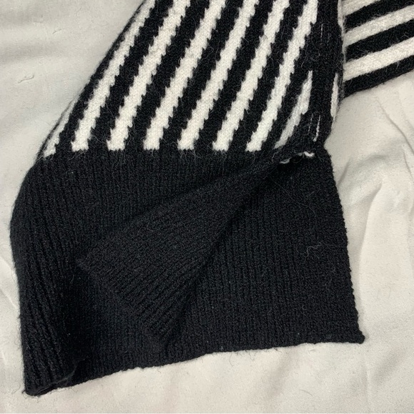 Moon River Sweater V Neck Knit Black & White Striped Cabin-core Minimalist Sz M - Picture 5 of 9